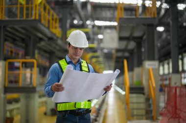 Demiryolu mühendisliği atölyesinde mühendis ve çırak portresi.