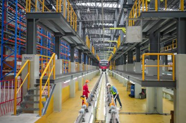 Demiryolu mühendislik tesisinde eğitmen ve çıraklar