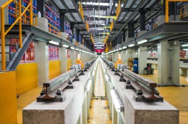 Demiryolu mühendisliği atölyesinde mühendis ve çırak portresi.