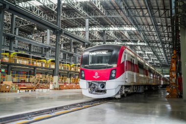 Kırmızı Hat treni Bangkok, Tayland 'daki Bang Sue Merkez İstasyonu' ndaki bakım tesisinde duruyor.