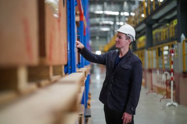 Demiryolu mühendisliği atölyesinde mühendis ve çırak portresi.