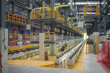 Demiryolu mühendisliği atölyesinde mühendis ve çırak portresi.