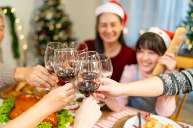 Güzel mutlu aile masanın etrafında toplanmış, Noel yemeği yiyor, kış tatilinin tadını çıkarıyor ve birlikte vakit geçiriyorlar.