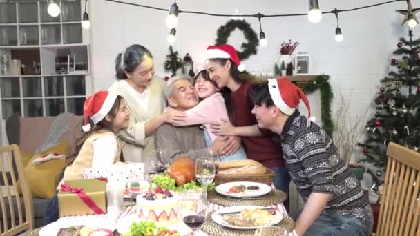 Asyalı Aile Noel Birlikte Kutluyor Noel Masasında Kucaklaşmak — Stok video