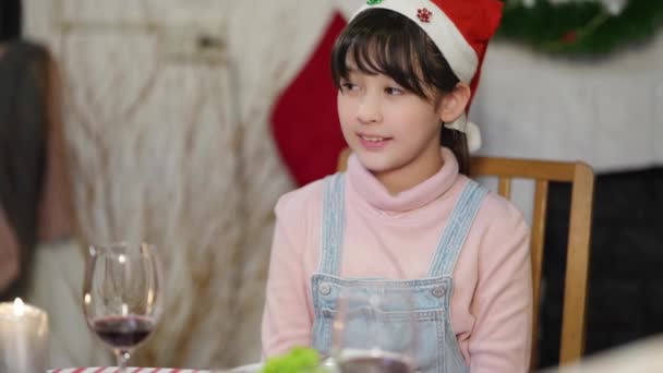 Noel Baba Şapkası Takan Sevimli Asyalı Kız Evde Hediyeler Alıyor — Stok video