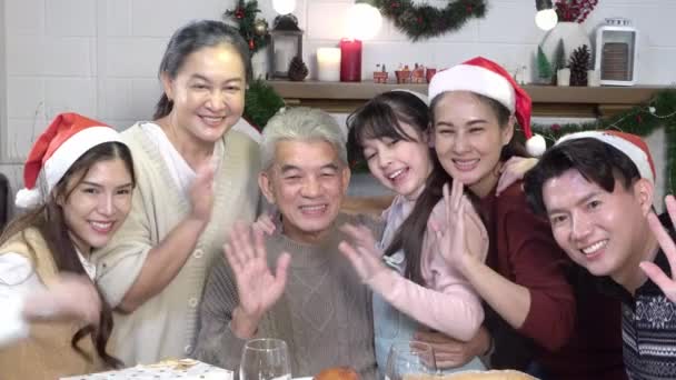 Asiatisk Familj Firar Jul Tillsammans Vinka Till Kameran — Stockvideo