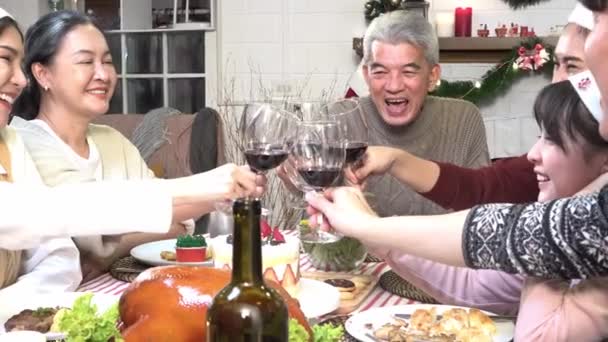 Ευτυχισμένη Ασιατική Οικογένεια Clinking Ποτήρια Στο Τραπέζι Των Χριστουγέννων — Αρχείο Βίντεο