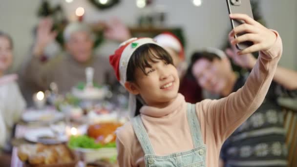 Asiatisk Familj Gör Bilder Samtidigt Fira Jul Tillsammans — Stockvideo