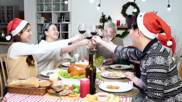 Feliz Asiático Família Clinking Óculos Natal Mesa — Vídeo de Stock
