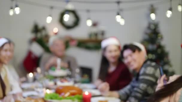 Familia Asiática Haciendo Fotos Mientras Celebran Navidad Juntos — Vídeo de stock