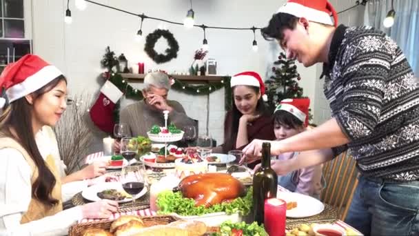 Noel Evde Kutlayan Bir Aile Hindi Kesen Adam — Stok video
