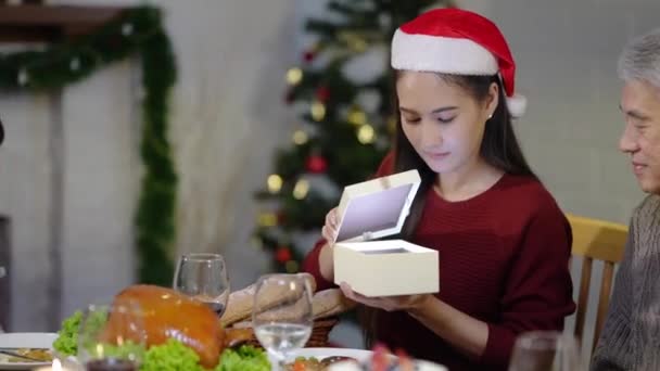Famiglia Felice Che Celebra Natale Donna Cappello Babbo Natale Apertura — Video Stock