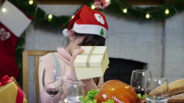 Jong Aziatisch Meisje Met Kerst Hoed Opening Cadeau — Stockvideo