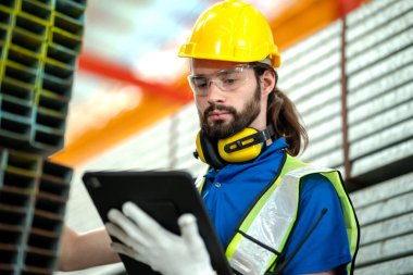 Profesyonel mühendis eğitimi, depoda bakım. Fabrika işletmecileri için atölye çalışması, makine mühendisliği ekibi üretimi