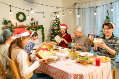 Mutlu Noeller! Mutlu bir aile evde yemek yiyor. Kutlama konsepti