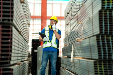Profesyonel erkek mühendis işçi becerileri kalite, bakım, eğitim sanayii işçisi, fabrika işletmecileri için depo atölyesi, makine mühendisliği ekibi üretimi.