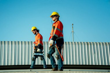 Profesyonel mühendisler güneş ışığı altında güneş çatılarını kontrol ediyorlar. Elektrik yenilenebilir eko enerji hizmeti veren mühendisler