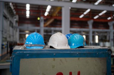 Üst üste çok renkli koruyucu kasklar