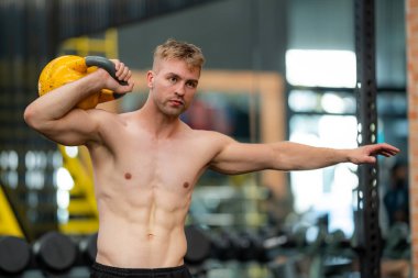 Spor salonundaki yakışıklı adam.