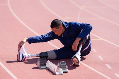 Stadyumdaki koşu pistinde protez bıçaklı Asyalı sporcular.