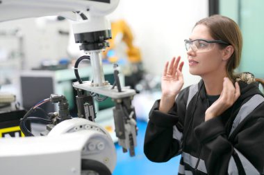 Modern Ekipmanlı Yüksek Teknoloji Araştırma Laboratuvarı 'ndaki Mühendisler Bakım Robotu Kolu. Teknoloji ve Yenilik Konsepti.