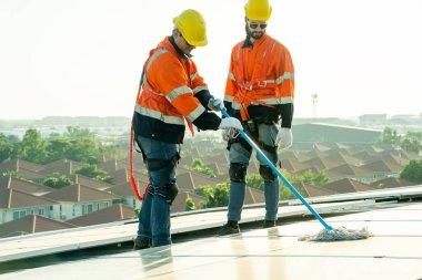 Profesyonel mühendisler güneş ışığı altında güneş çatılarını kontrol ediyorlar. Elektrik yenilenebilir eko enerji hizmeti veren mühendisler