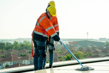 Profesyonel mühendisler güneş ışığı altında güneş çatılarını kontrol ediyorlar. Elektrik yenilenebilir eko enerji hizmeti veren mühendisler