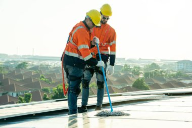 Profesyonel mühendisler güneş ışığı altında güneş çatılarını kontrol ediyorlar. Elektrik yenilenebilir eko enerji hizmeti veren mühendisler