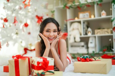 Kırmızı iç çamaşırlı seksi kadın. Noel arkaplanı