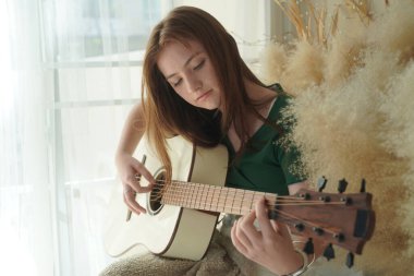 genç kız akustik gitar çalmak