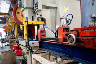 Üretim hattındaki ekipman ve makineleri birleştiren metal levhanın içi.