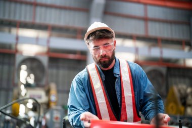 Profesyonel mühendis eğitimi, depoda bakım. Fabrika işletmecileri için atölye çalışması, makine mühendisliği ekibi üretimi
