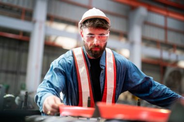 Profesyonel mühendis eğitimi, depoda bakım. Fabrika işletmecileri için atölye çalışması, makine mühendisliği ekibi üretimi