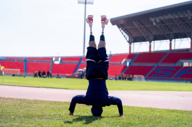 Stadyumdaki koşu pistinde protez bıçaklı Asyalı sporcular.