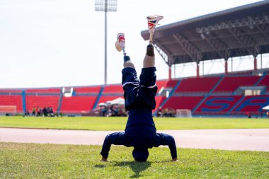 Stadyumdaki koşu pistinde protez bıçaklı Asyalı sporcular.
