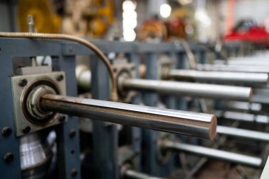 Üretim hattındaki ekipman ve makineleri birleştiren metal levhanın içi.