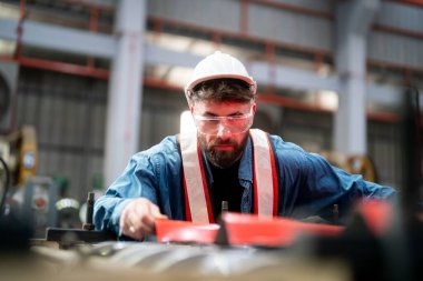 Profesyonel mühendis eğitimi, depoda bakım. Fabrika işletmecileri için atölye çalışması, makine mühendisliği ekibi üretimi
