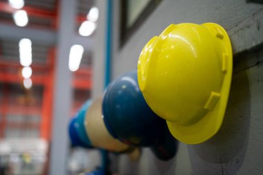 Üst üste çok renkli koruyucu kasklar