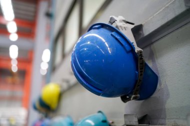 Üst üste çok renkli koruyucu kasklar