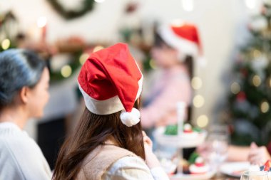 Mutlu Noeller! Mutlu aile evde yemek yiyor. Kutlama tatili ve birlikte