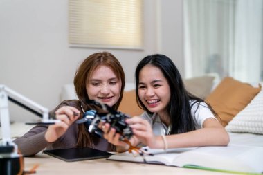 Eğitim konsepti. Laboratuvarda robot yapan kızlar