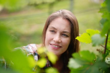 Kadın Çiftçi Ekolojik Çiftlikteki Üzüm Ürünlerini Denetliyor 