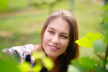 Kadın Çiftçi Ekolojik Çiftlikteki Üzüm Ürünlerini Denetliyor 