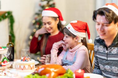 Mutlu Noeller! Mutlu bir aile evde yemek yiyor. Kutlama konsepti