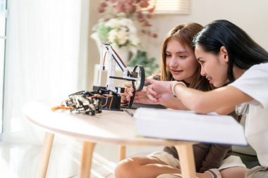 Eğitim konsepti. Laboratuvarda robot yapan kızlar