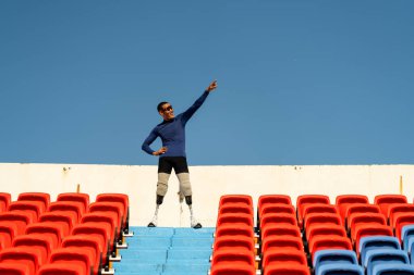 Stadyumdaki koşu pistinde protez bıçaklı Asyalı sporcular.