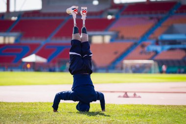 Stadyumdaki koşu pistinde protez bıçaklı Asyalı sporcular.