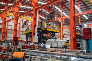 Üretim hattındaki ekipman ve makineleri birleştiren metal levhanın içi.