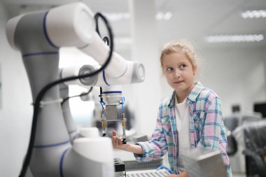 Stem eğitimi. Kız laboratuvarda robot oluşturma