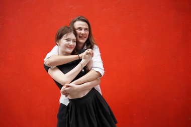 Parkta güzel, genç bir çift. Aşıkların portreleri. Sonbahar. Bahar. Sevgililer Günü Tatili.